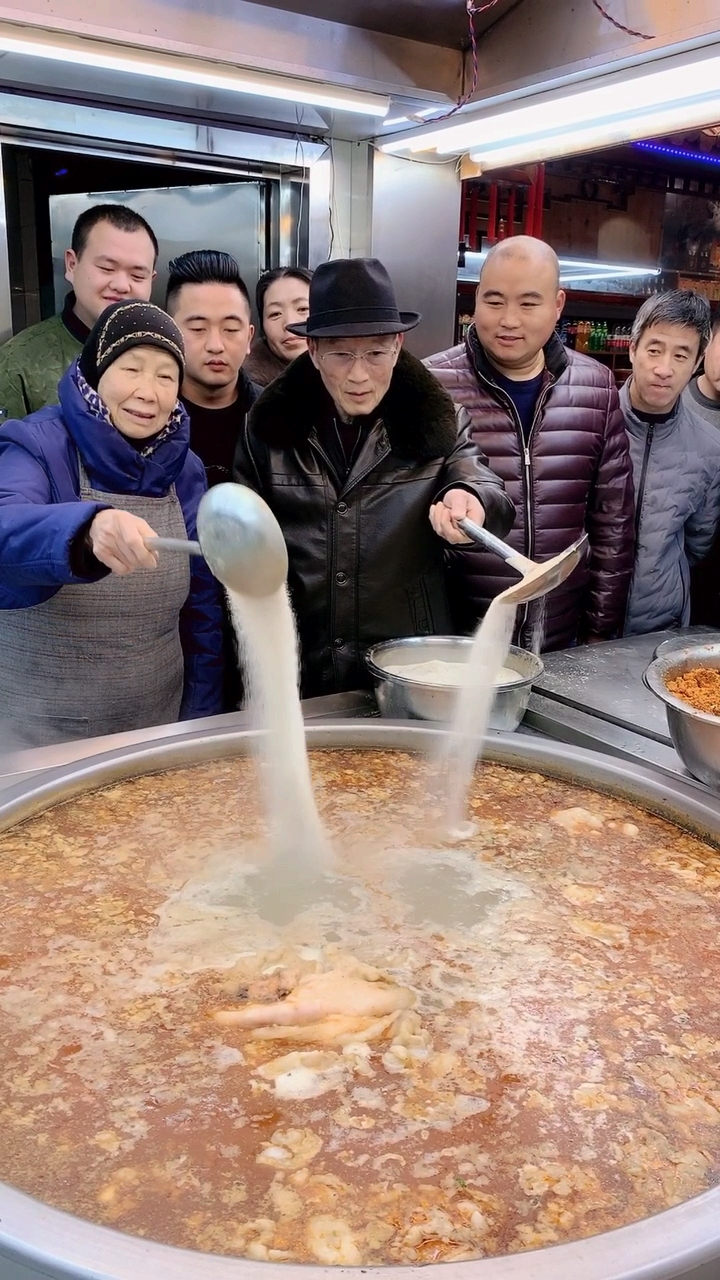 羊肉500克,羊骨750克,羊油50克,陈皮5克,草果1个,良姜9.8克,白芷4