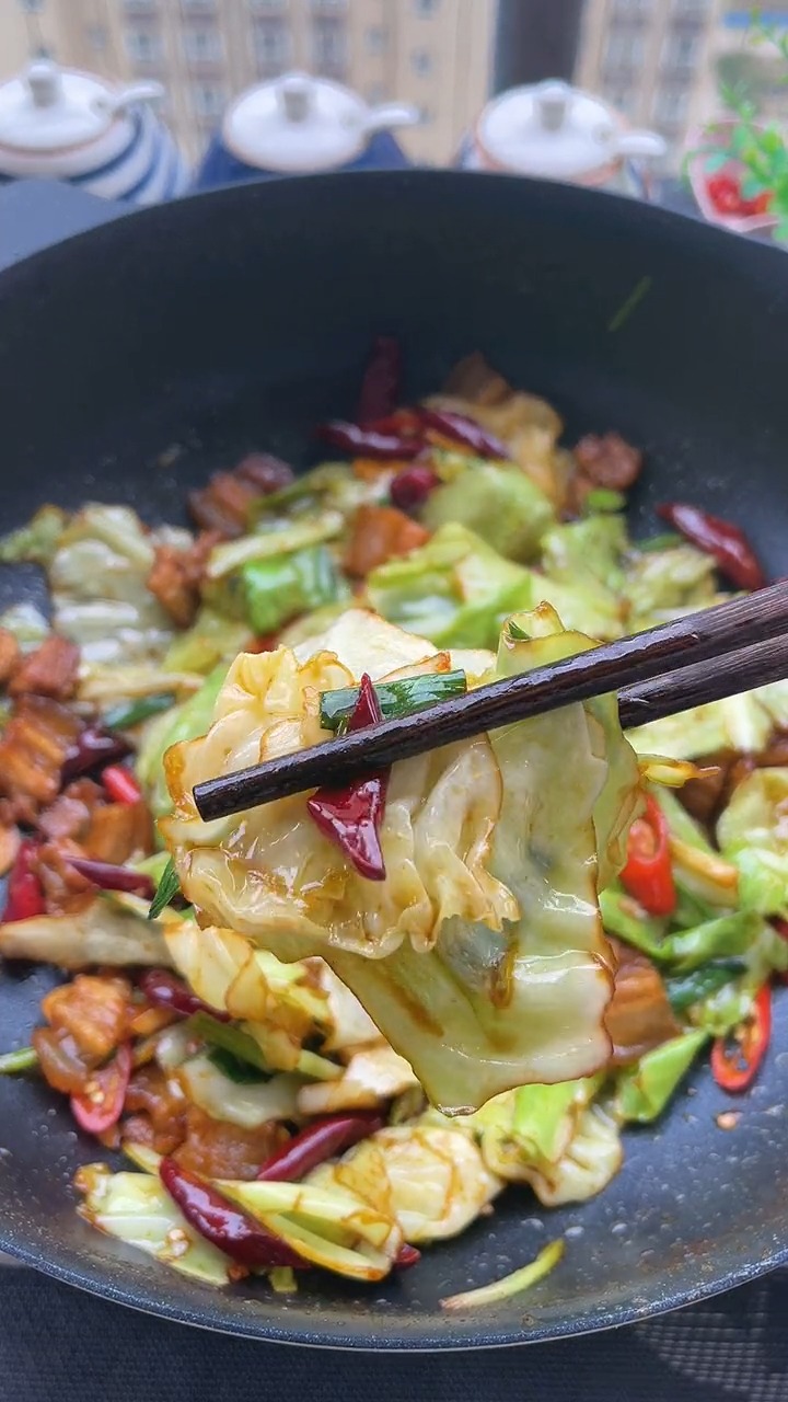 手撕包菜很多人都喜欢,但是要怎么做才更好吃呢,今天分享给大家,手撕包菜