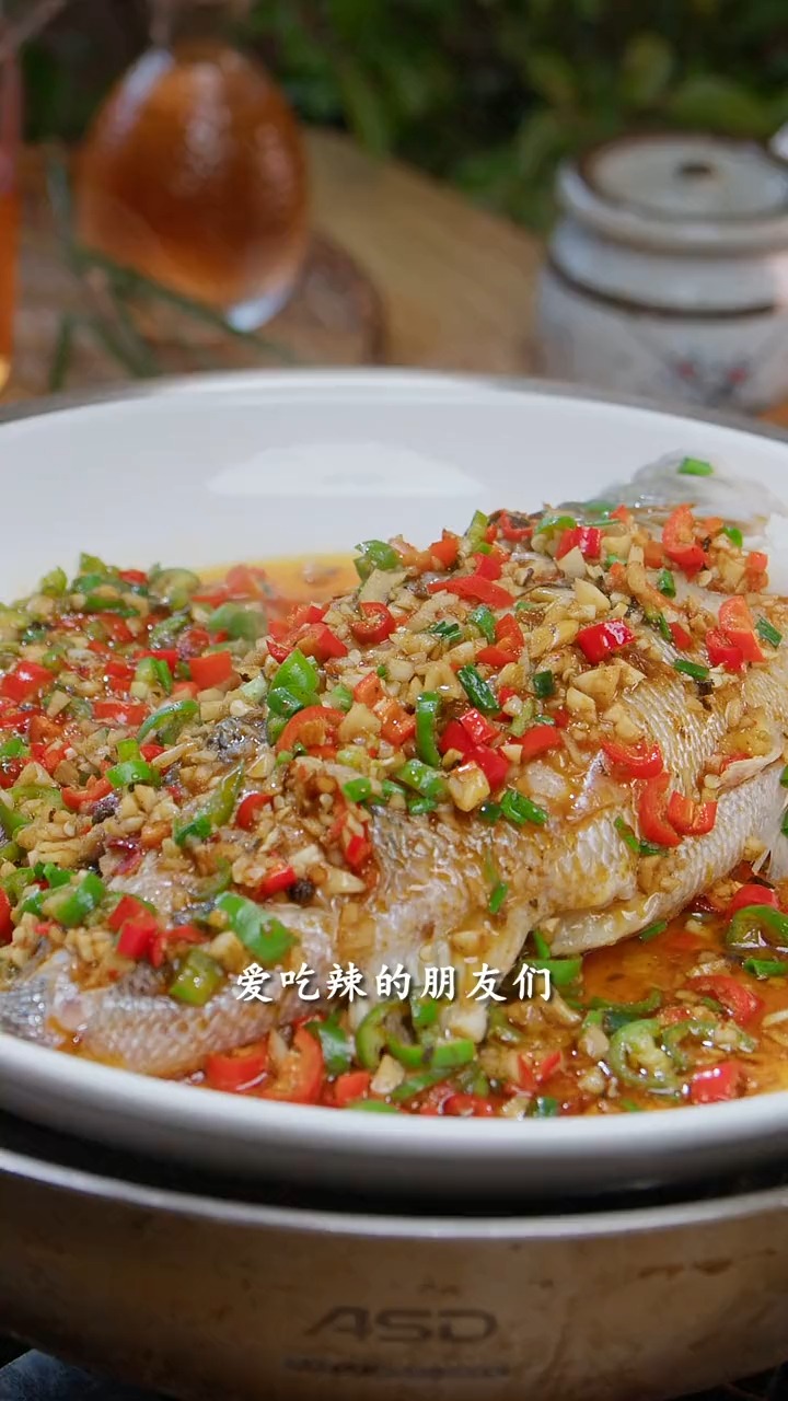 #美食#爱吃辣的朋友们,千万不要错过这道双椒蒸鲈鱼,一条鲈鱼双倍的爽辣快乐!