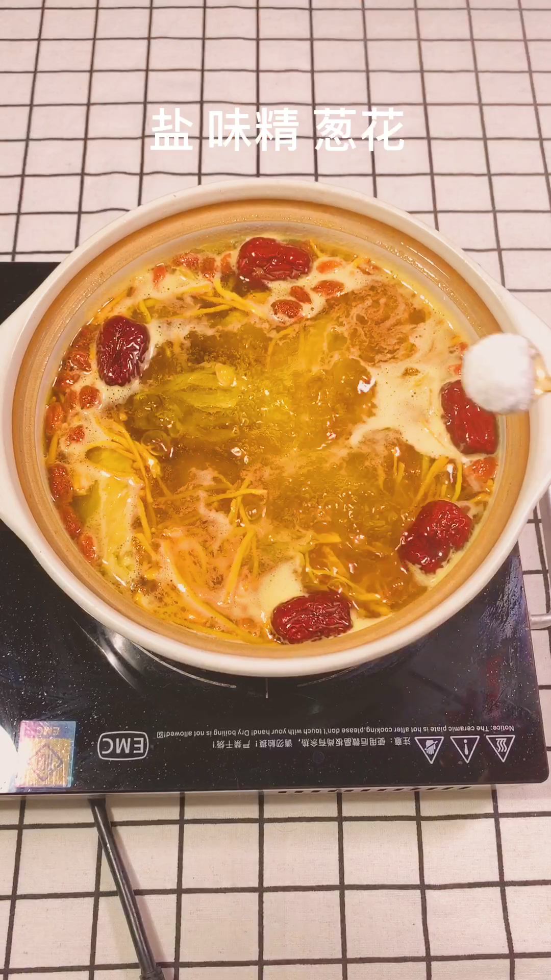 #虫草花鸡汤 功效:不寒不燥、有益肝肾、补精髓、止咳化痰等功效。味道浓郁