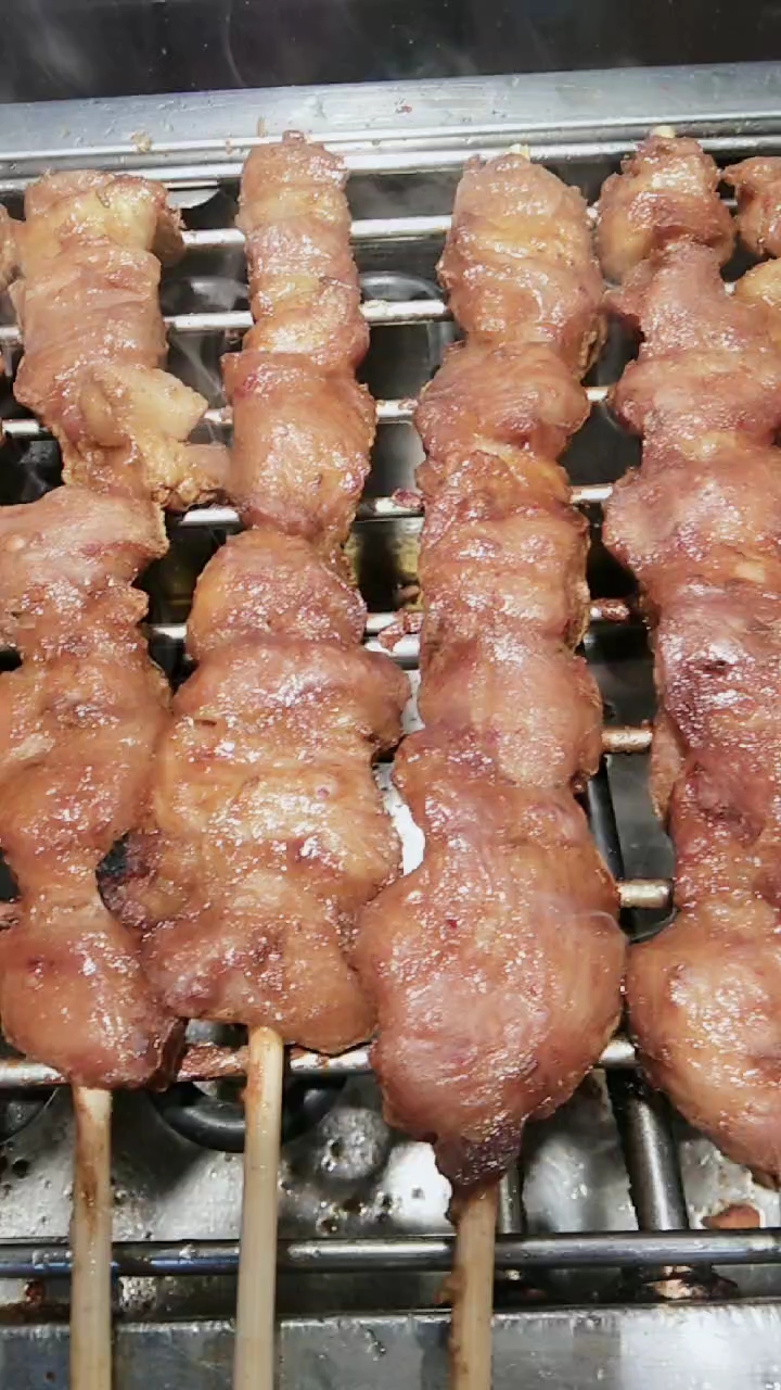 阿拉伯烤肉油滋滋的,好有食欲