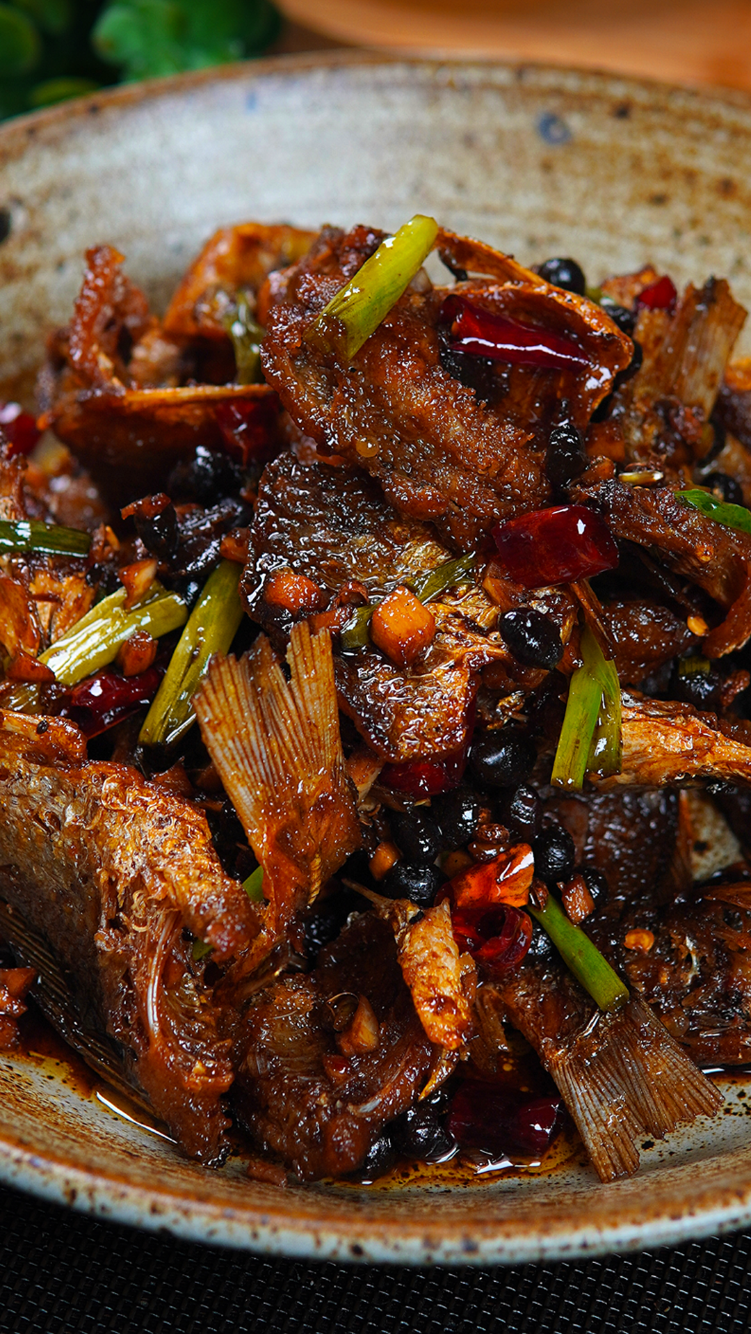 连骨头都能一起吃的豆豉鲫鱼,一口一个,干香鲜辣,开胃又下酒