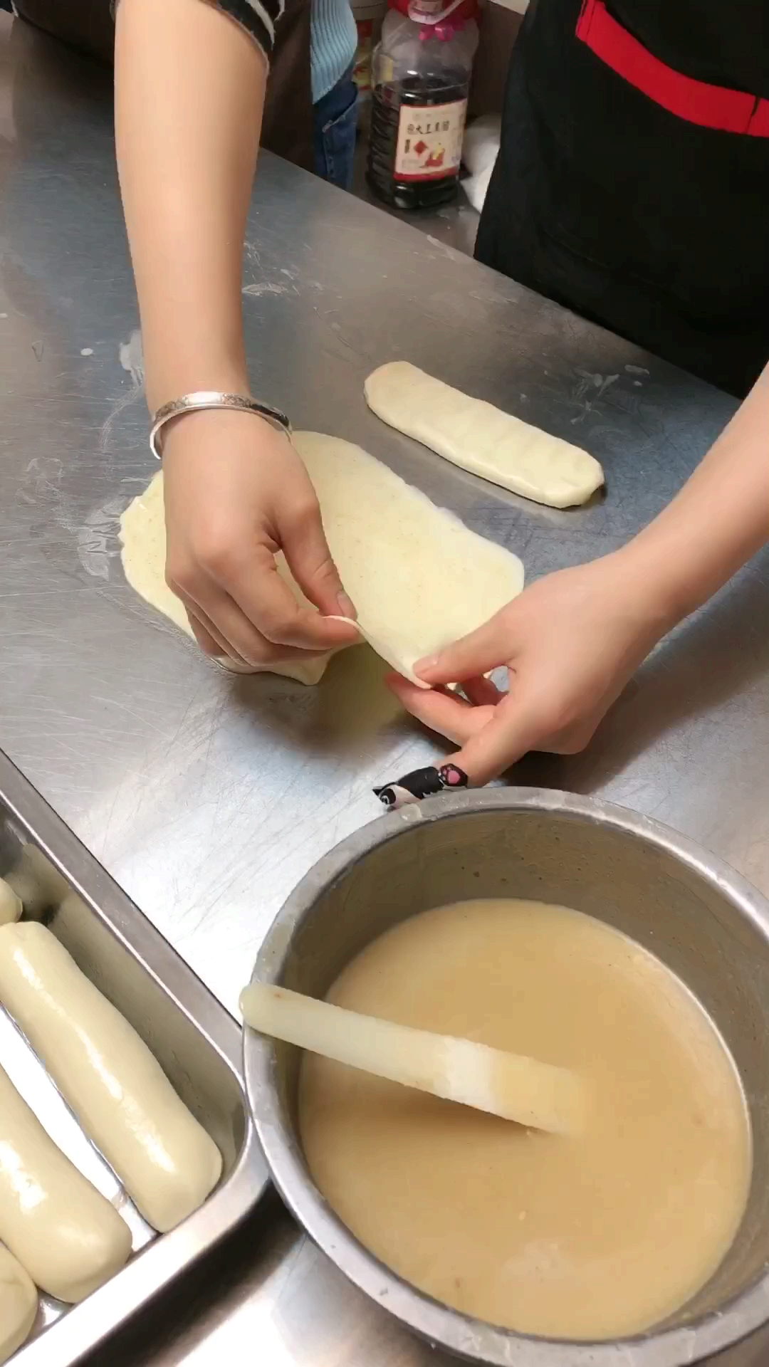 台湾手抓饼制作。面粉500克,开水100克,凉水180克,油十克,盐5克和成面团