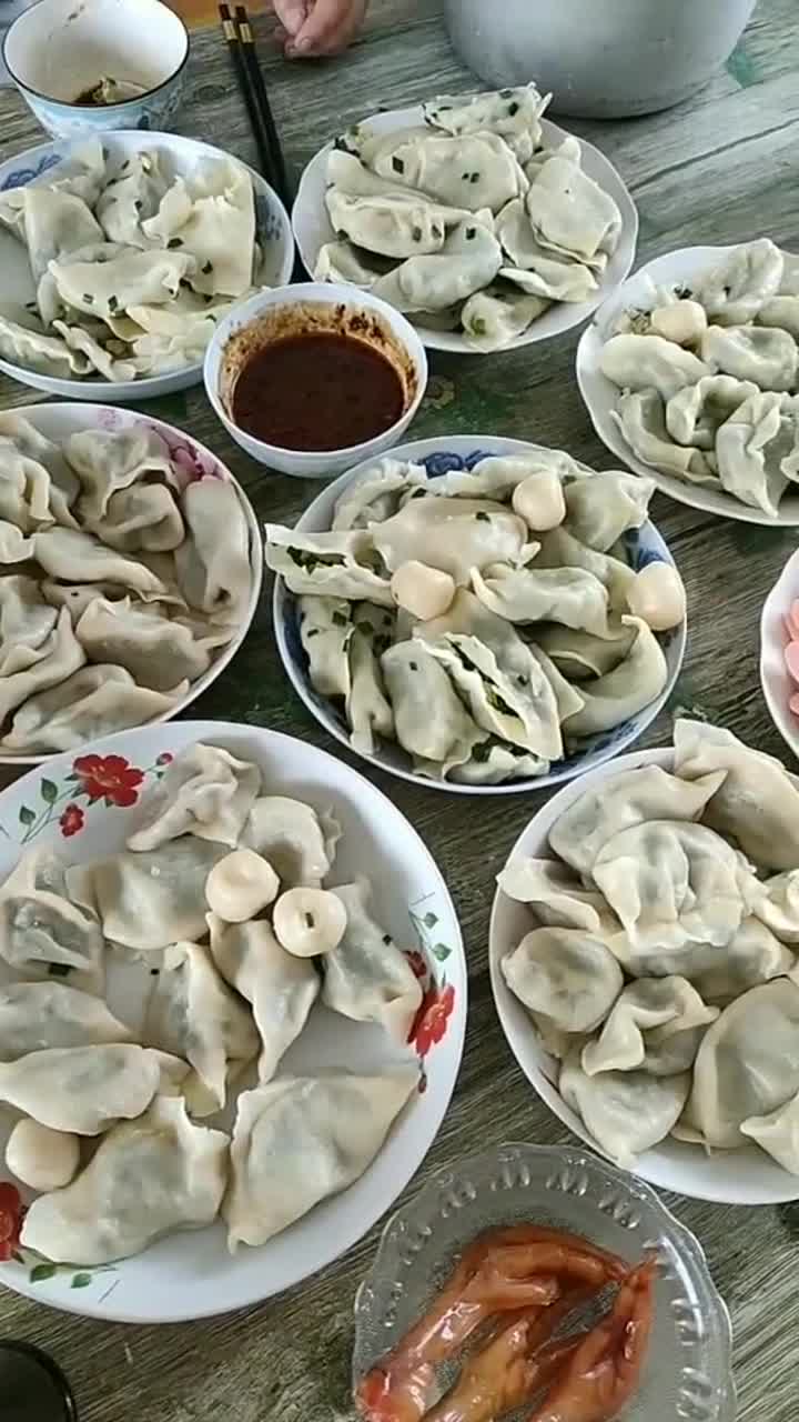 煮熟的饺子捞起来放在盘子里,一个个饺子特别漂亮
