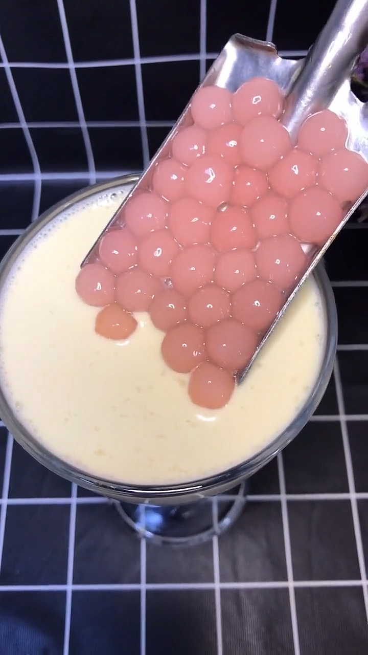 20秒学会草莓珍珠奶茶