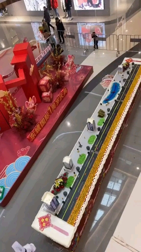 2020年的第一个大蛋糕 长8cm宽1.2cm 5个人制作…