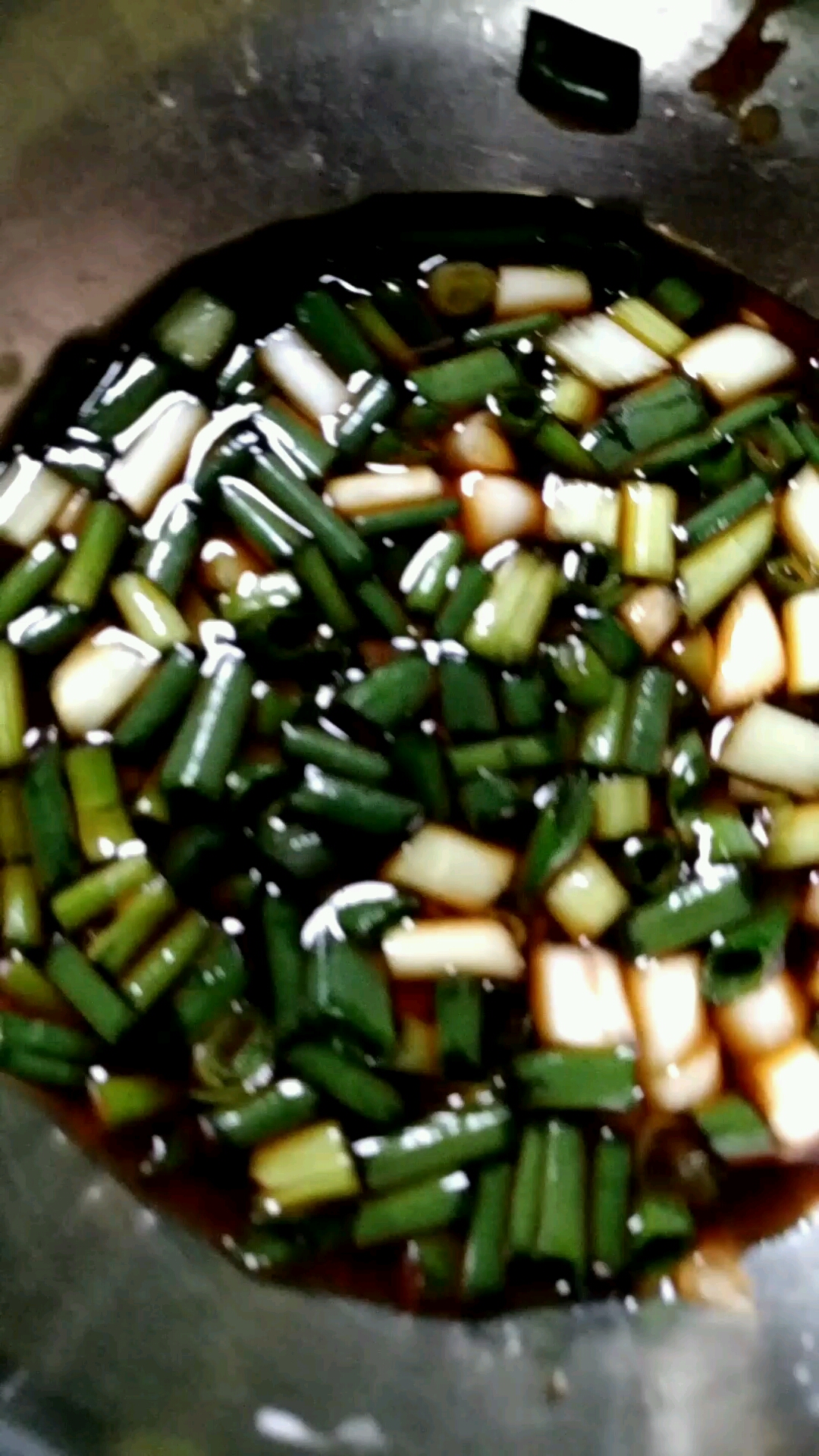 接上个视频,青菜头丝炒熟后加入酱油醋白糖麻油花椒油味精翻转起锅装盘。麻辣鲜香可口