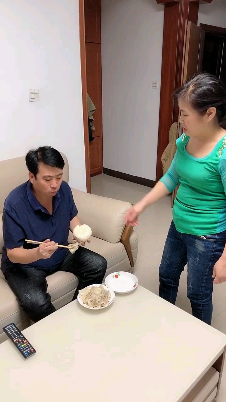 #搞笑段子剧#手里捧着窝窝头菜里没有一滴油!