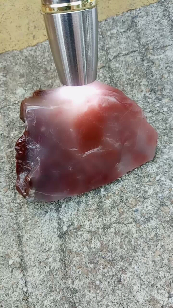 桂林鸡血玉原石,大红袍可雕挂件,手把件,也可直接,(半抛光)