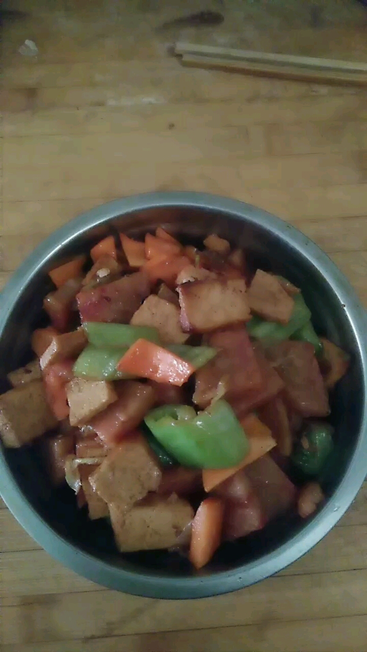 家常菜肉焖炒熏豆腐做好了,希望给大家带来食愈第一次自己给拍发做菜拍不好不要笑我。