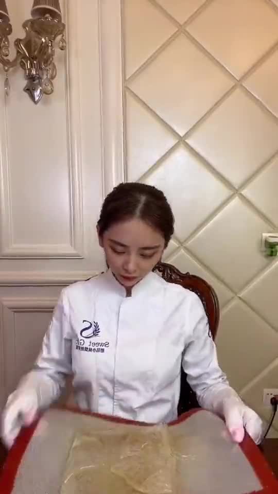 小姐姐太有才了,做啥像啥,做的糖艺羊肉卷都能以假乱真