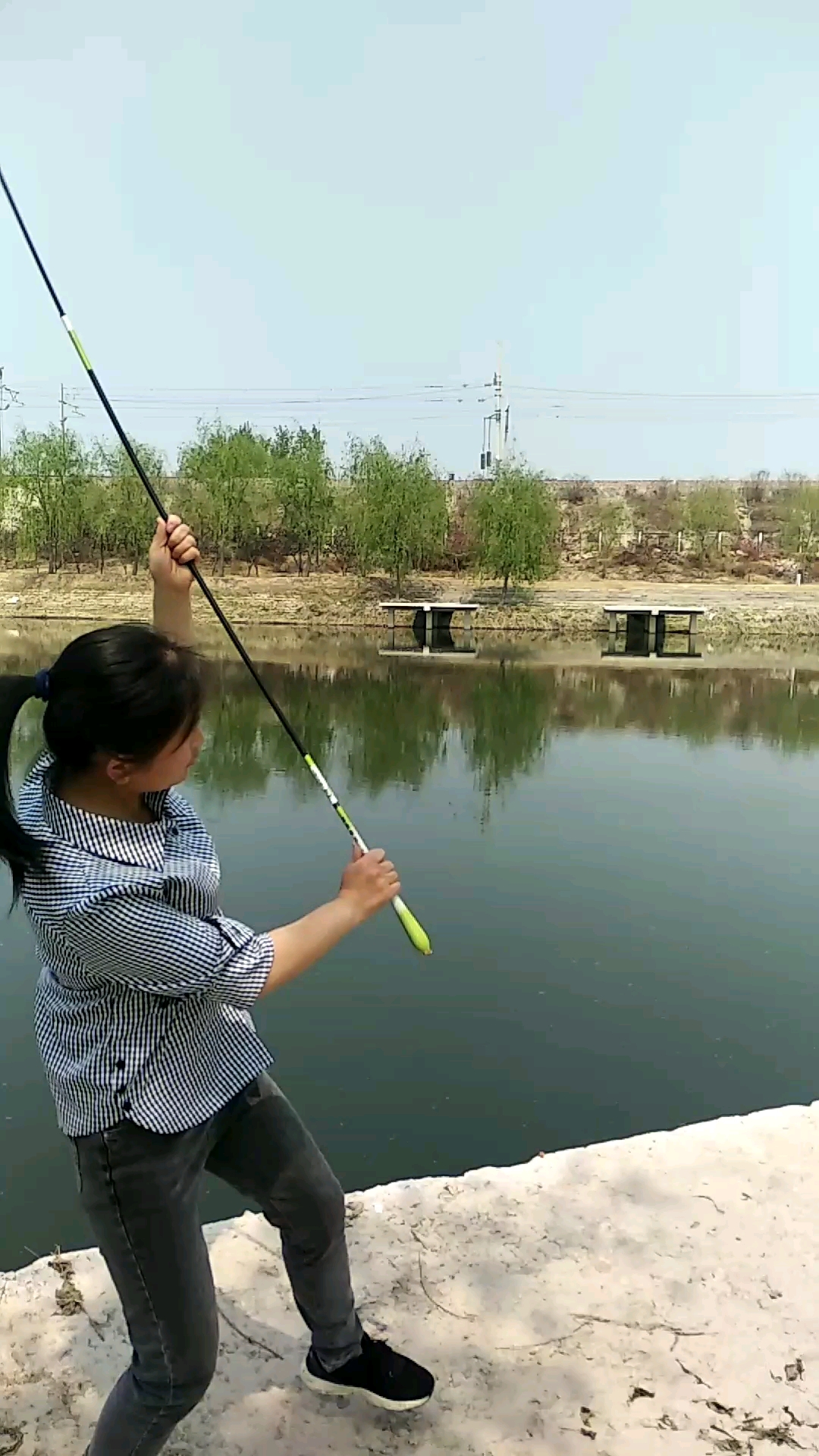 狼王鲫鱼竿,超轻超细,韧性十足
