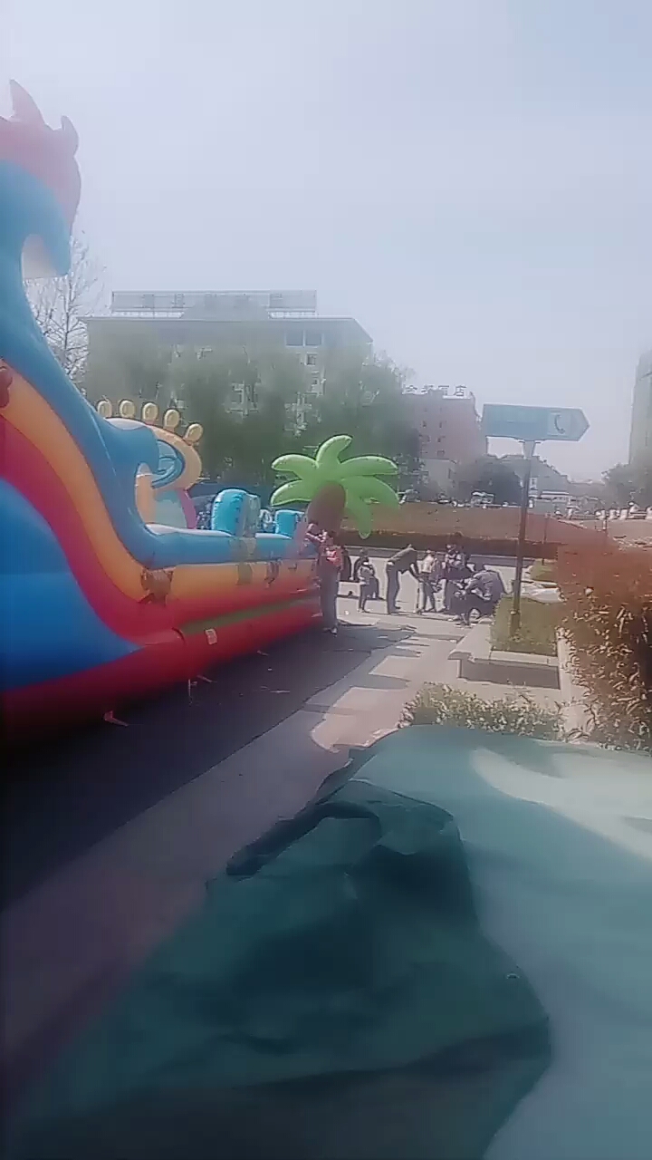 儿童游玩大鲨鱼