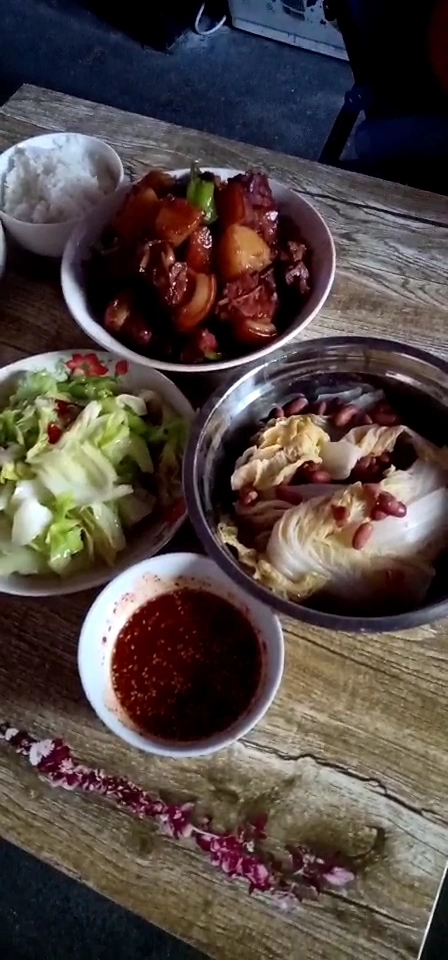 媳妇今天第一次烧红烧肉,看起来很有食欲就不知道吃到嘴里怎么样