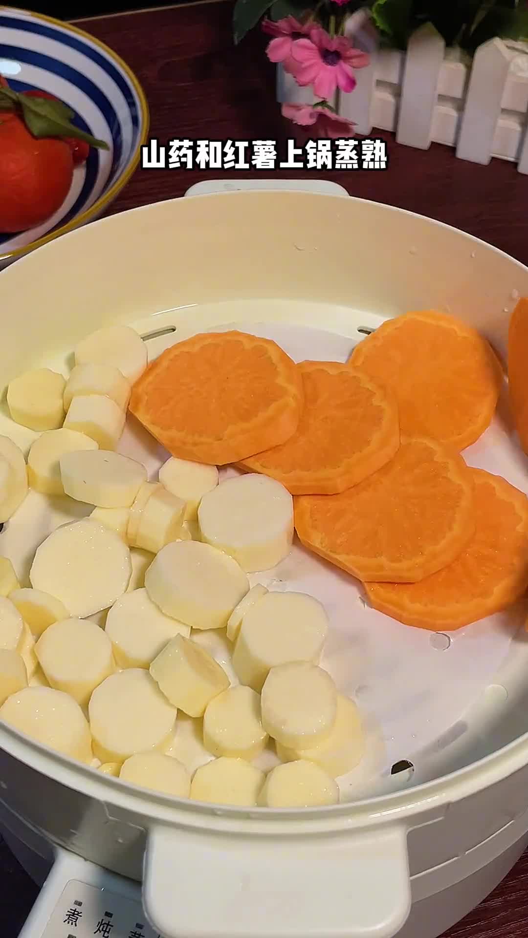 8个月以上的宝宝辅食,除了米糊,也要添加蒸糕,锻炼咀嚼。山药和红薯搭配太好吃,小月龄宝宝也