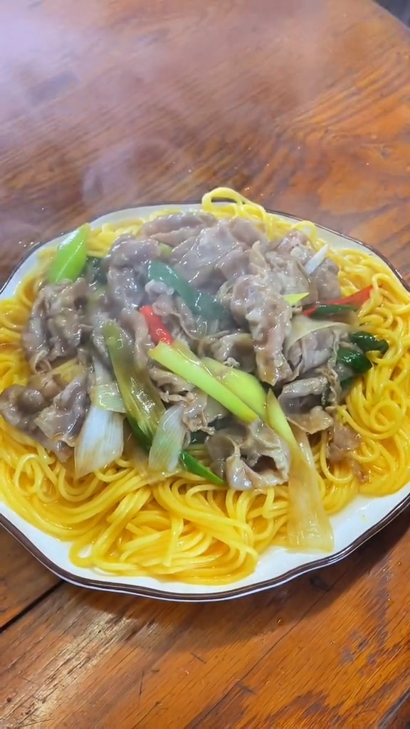 #我要上热门#葱爆羊肉黄面条!