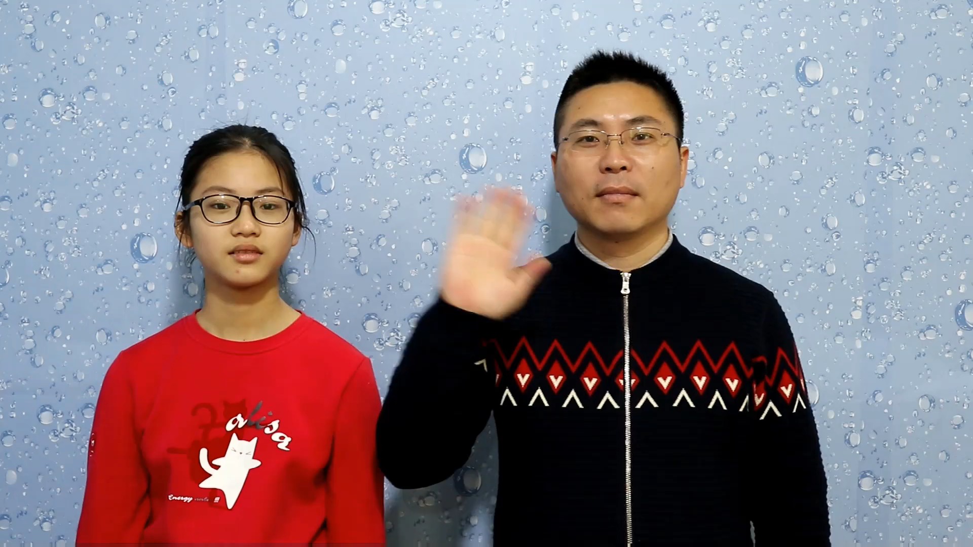 #明星娱乐#1碗面粉6个鸡蛋,不用打蛋器不用烤箱,父女做电饭锅蛋糕一次成功