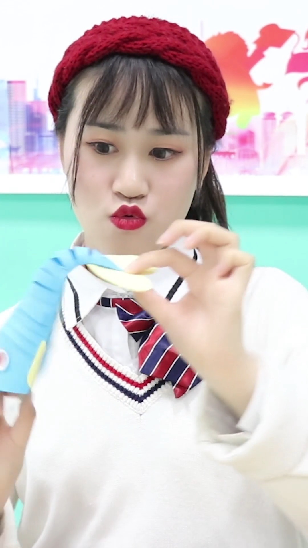 #创意手工DIY#老师和学生用卡纸做大嘴鱼，没想男同学的很独特，真有趣！