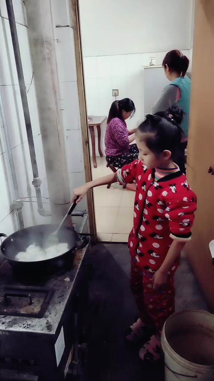 7岁女儿早上起来,做个早饭给自己吃