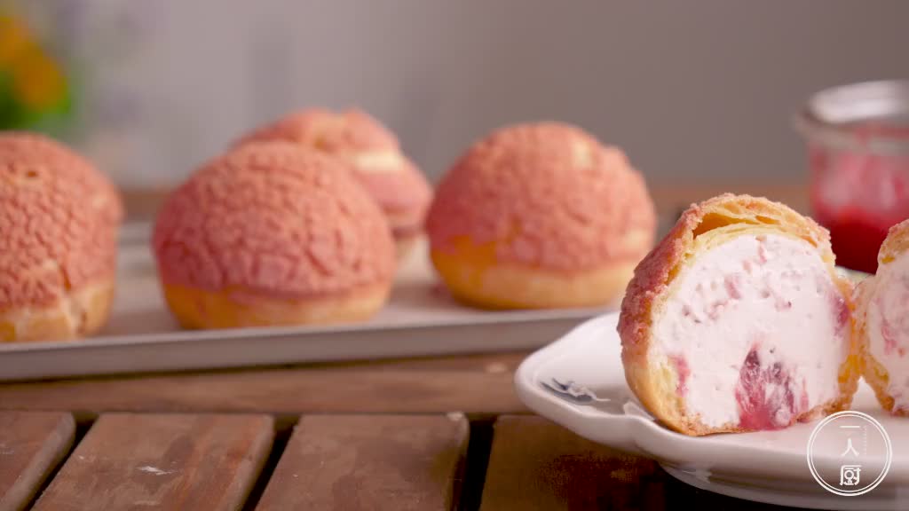 今天用我的新烤箱做草莓泡芙搞点蛋糕778