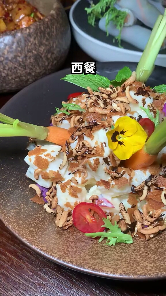 女生打卡下午茶,西餐,网红产品是为了吃吗~~拍照发朋友圈