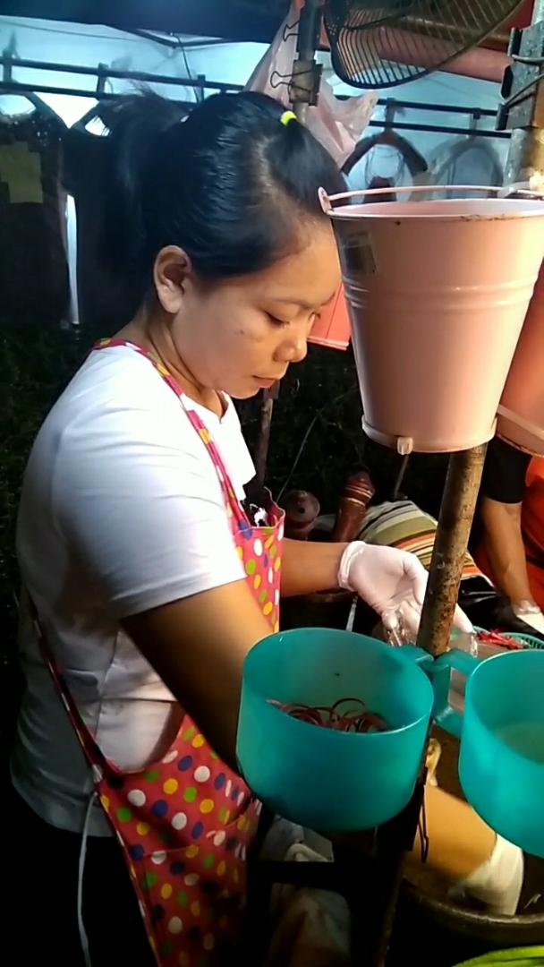 捣年糕常见,捣沙拉没见过,小妹现场制作,祖传沙拉,石头棒子在石头锅里捣……