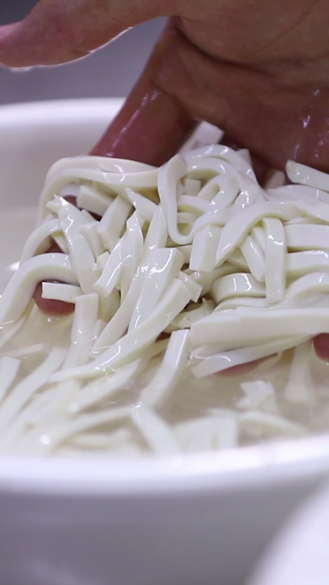 #史上最热夏天#民间牛人刀功了得,水豆腐竟然能切成细丝,做成墨鱼豆腐丝嫩滑无比入口即化~