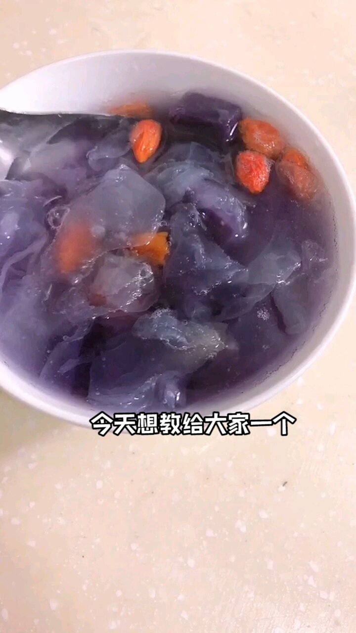 美容不仅要护肤,还要学会内调保养,教大家做一个养颜滋补的紫薯银耳,美容好气色