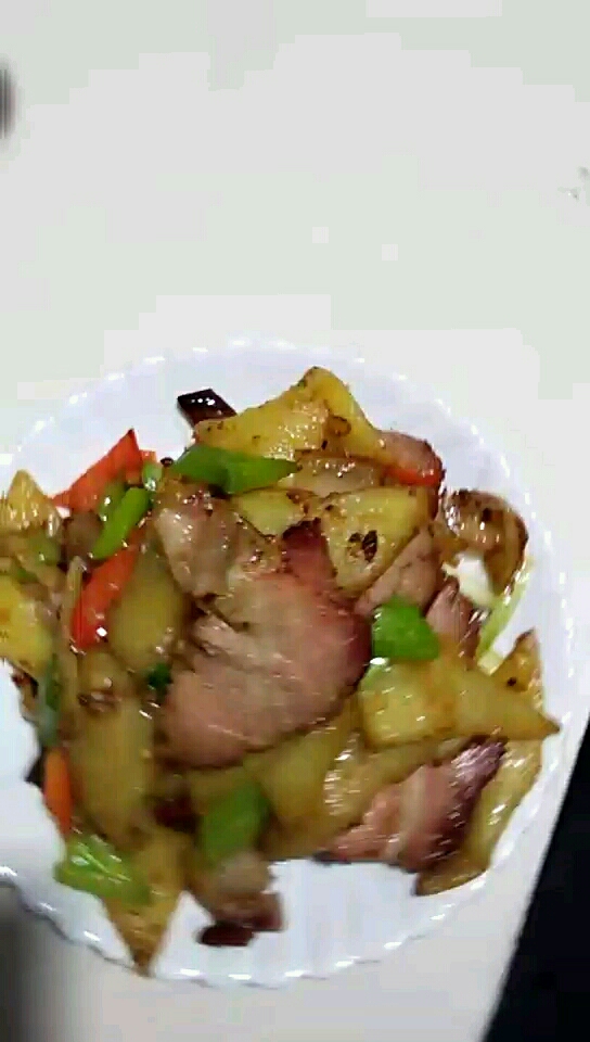 陕西安康特色菜肴(洋芋粑粑炒腊肉)