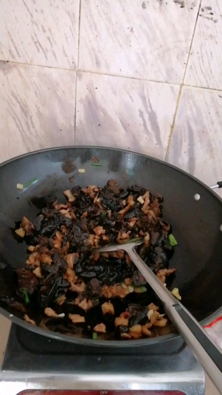 老婆做的黑木耳炒肉片,挺好吃的…