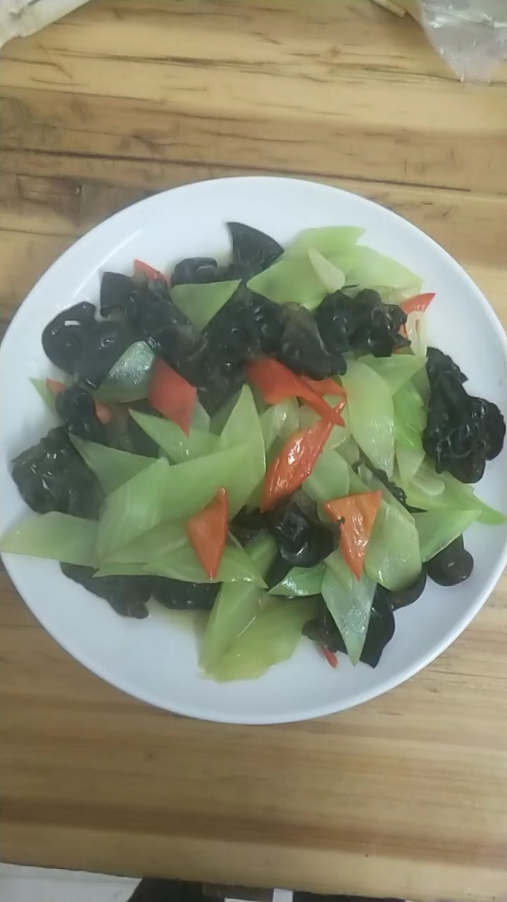 莴笋炒木耳,清淡爽脆的一道菜。