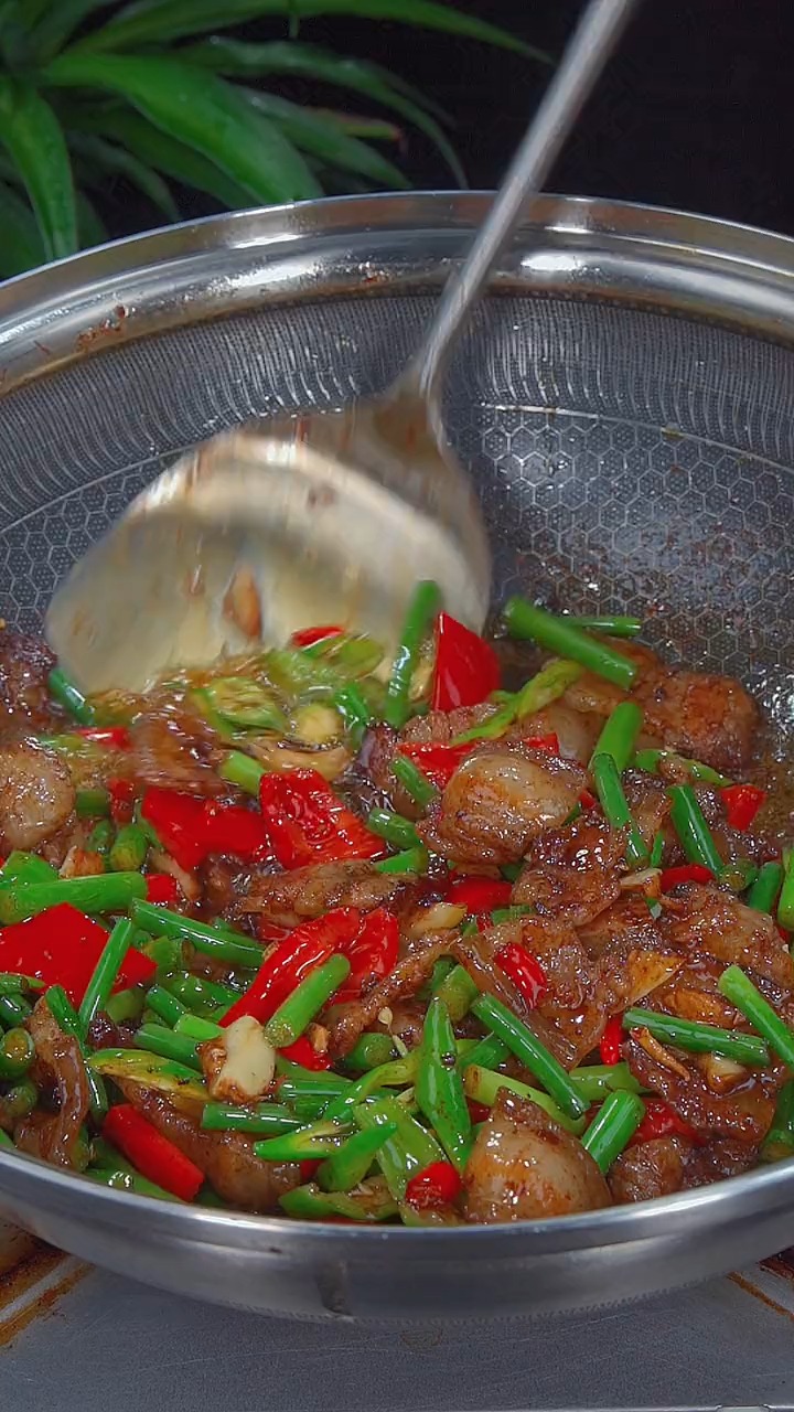 做各种家常小炒家里只需要一种调料,你也可以做出湘菜大厨的味道。