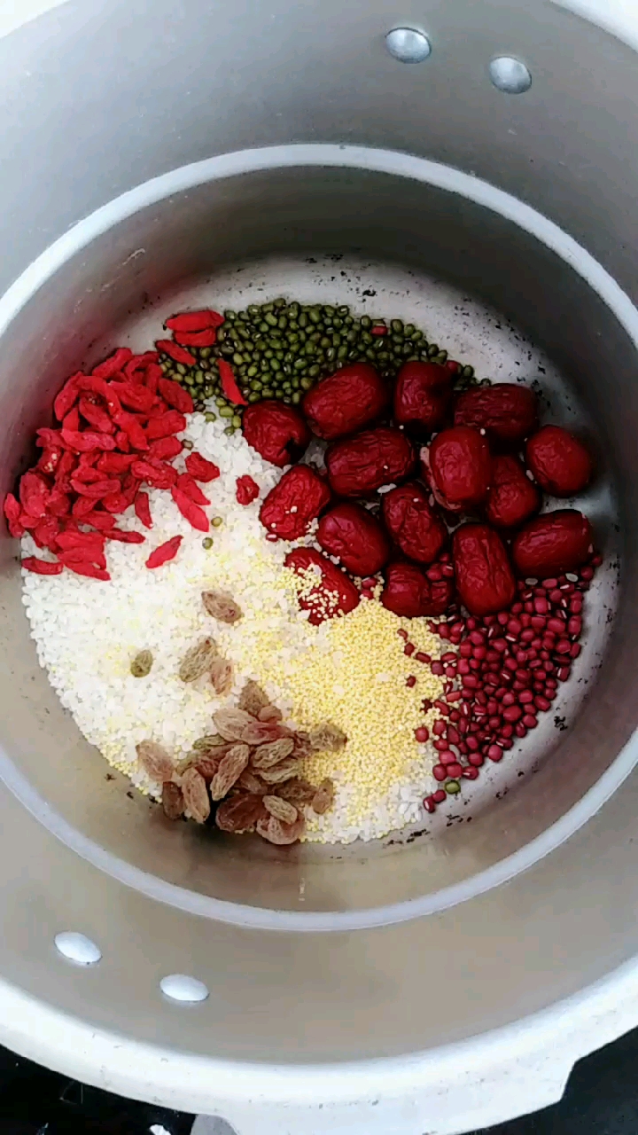 营养八宝粥:精米,红枣,绿豆,红豆,枸杞,葡萄干,小米,人参果,快红糖一起煮
