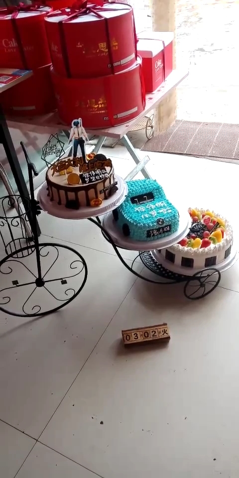 匆匆忙忙抢拍一个三层自行车架子蛋糕,今上午一共做了三个架子,就抢拍到这一个