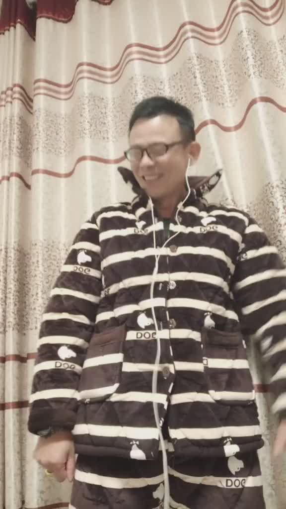 友友们好几天没见在想你把爱给了我又把世界也给了我可我就只能请大家来安乡吃酱板鸭了