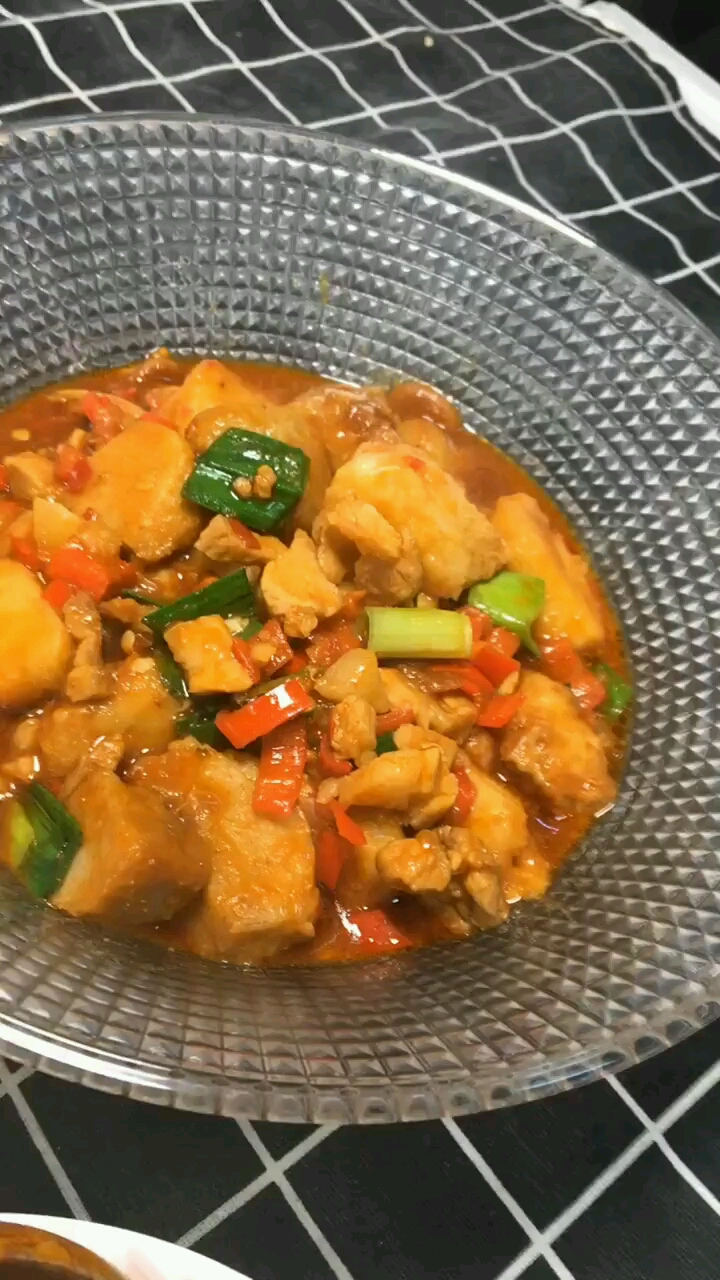 红烧芋头仔做法:芋头高压锅压5分钟后去皮切块,烧油放肉丁炒香,放蒜,辣椒,豆瓣酱