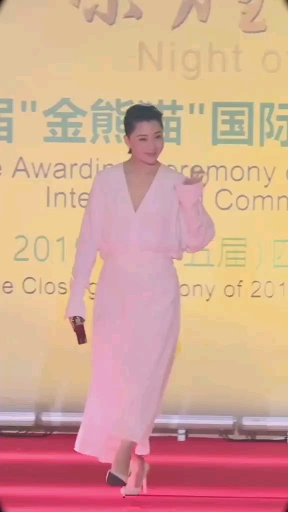 还记得殷桃演的鸡毛飞上天里的路玉珠吗,颜值实力派演员