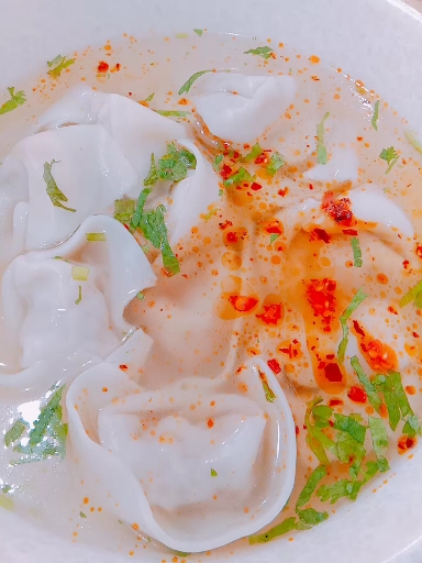 #美食#昨天选完照片的午餐,香菇鸡肉馅的馄饨,还是自己包的最好吃,这次照片拍的还可以