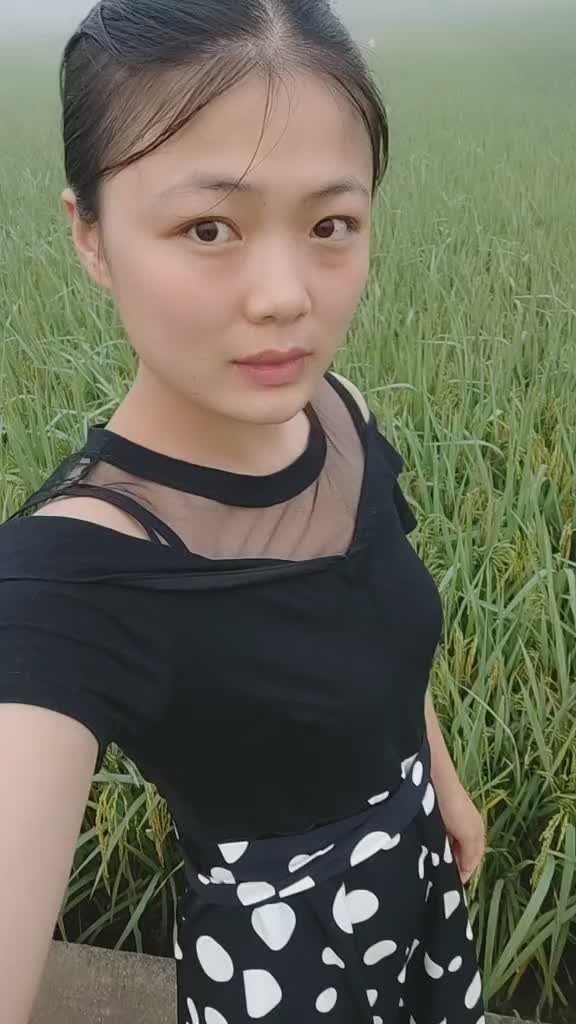 友情提示我换现在头像图片了以前穿红色衣服的头像给你们发信息是骗子不要上当受骗了