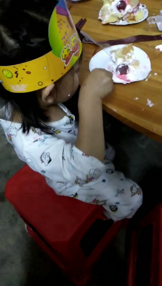 女儿两岁生日,舅舅和舅妈买了生日蛋糕和女儿一起过生日,宝贝爸爸妈妈祝你生日快乐。
