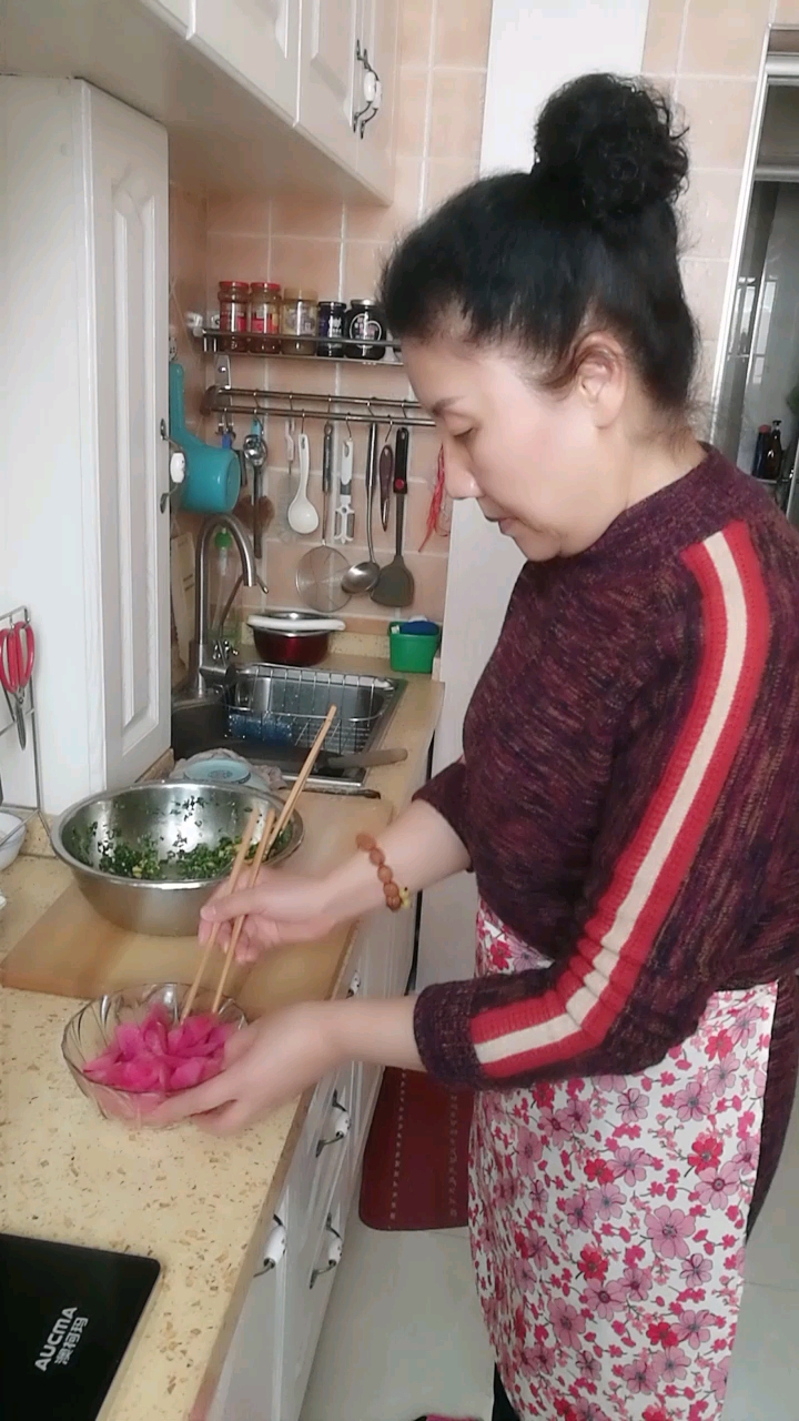 做中午饭,忙起来了,凉拌红心萝卜,