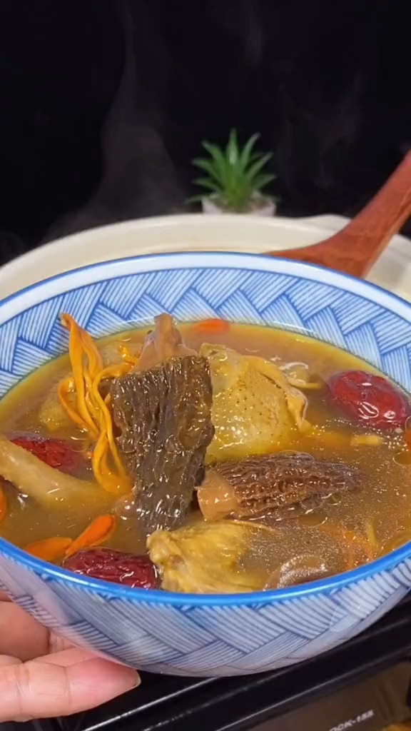 #镜头里的秋天#老婆每个月都有几天不舒服,都可以给他炖这个鸽子汤,你们懂的