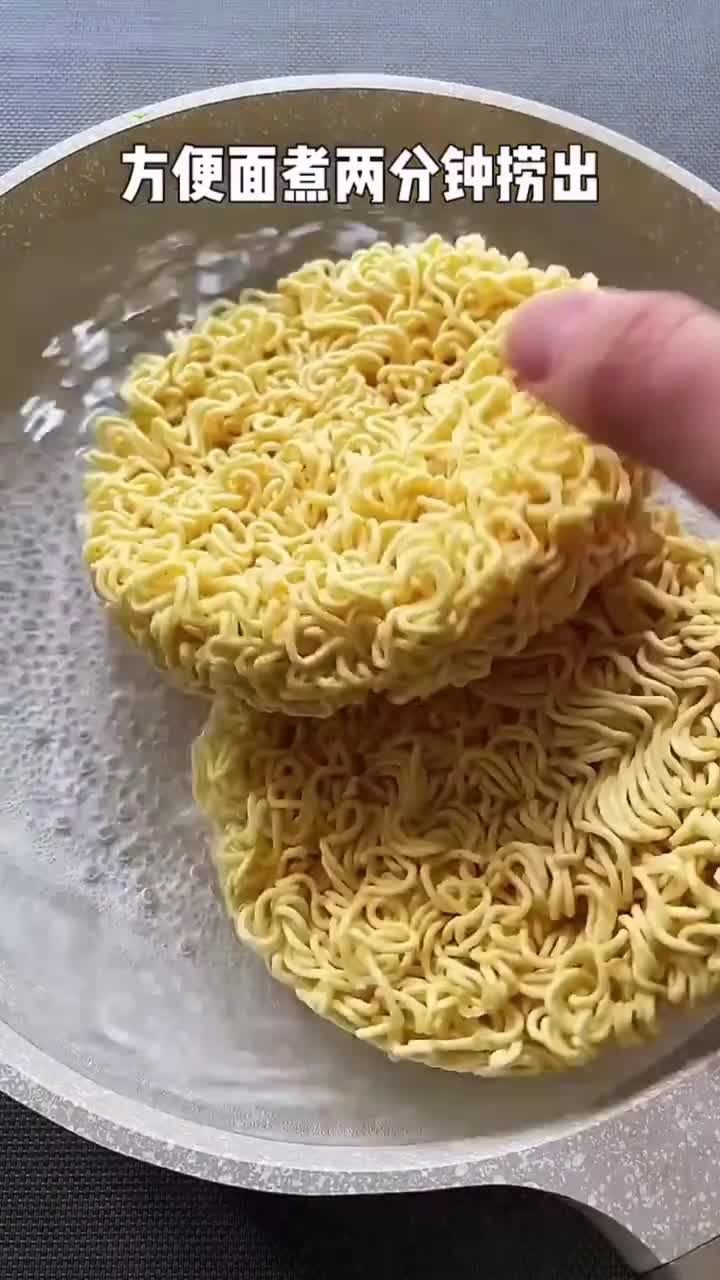早餐不知道吃什么?学会这个太阳蛋方便面饼吧～