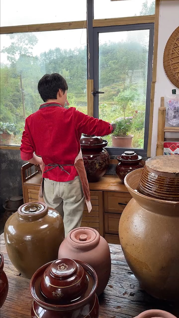 #美食#老坛酸辣椒有点咸?试试这么做,鲜脆爆汁,炒菜配饭都非常开胃。