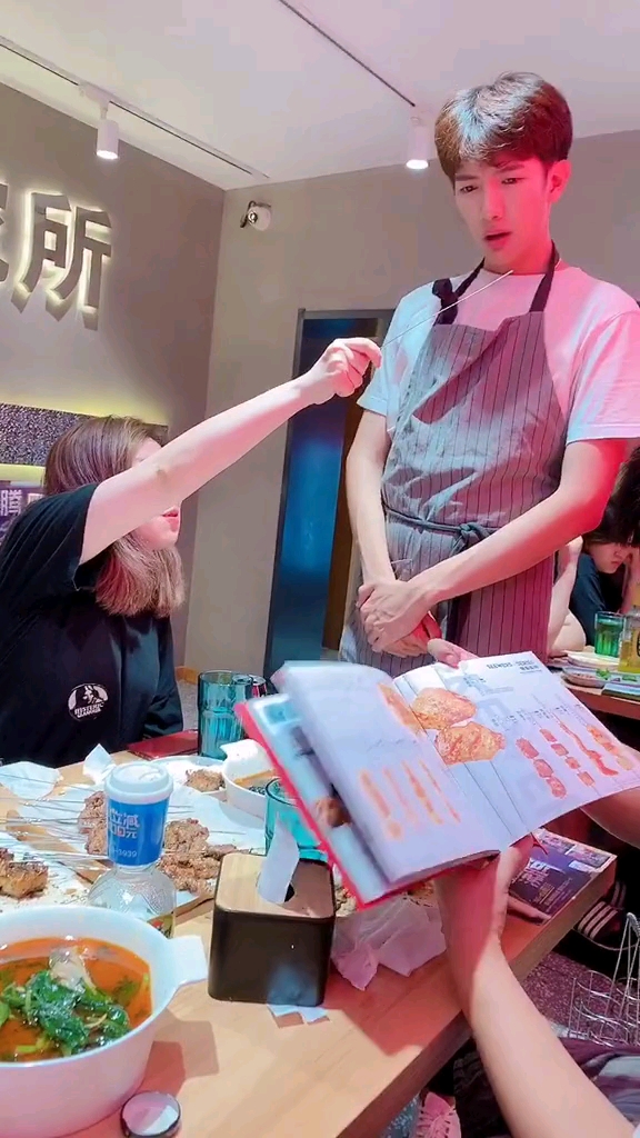 老偷吃别人串的下场#沈阳吴尊 #沙雕 @董大厨老式麻辣烫总部董老板阳仔