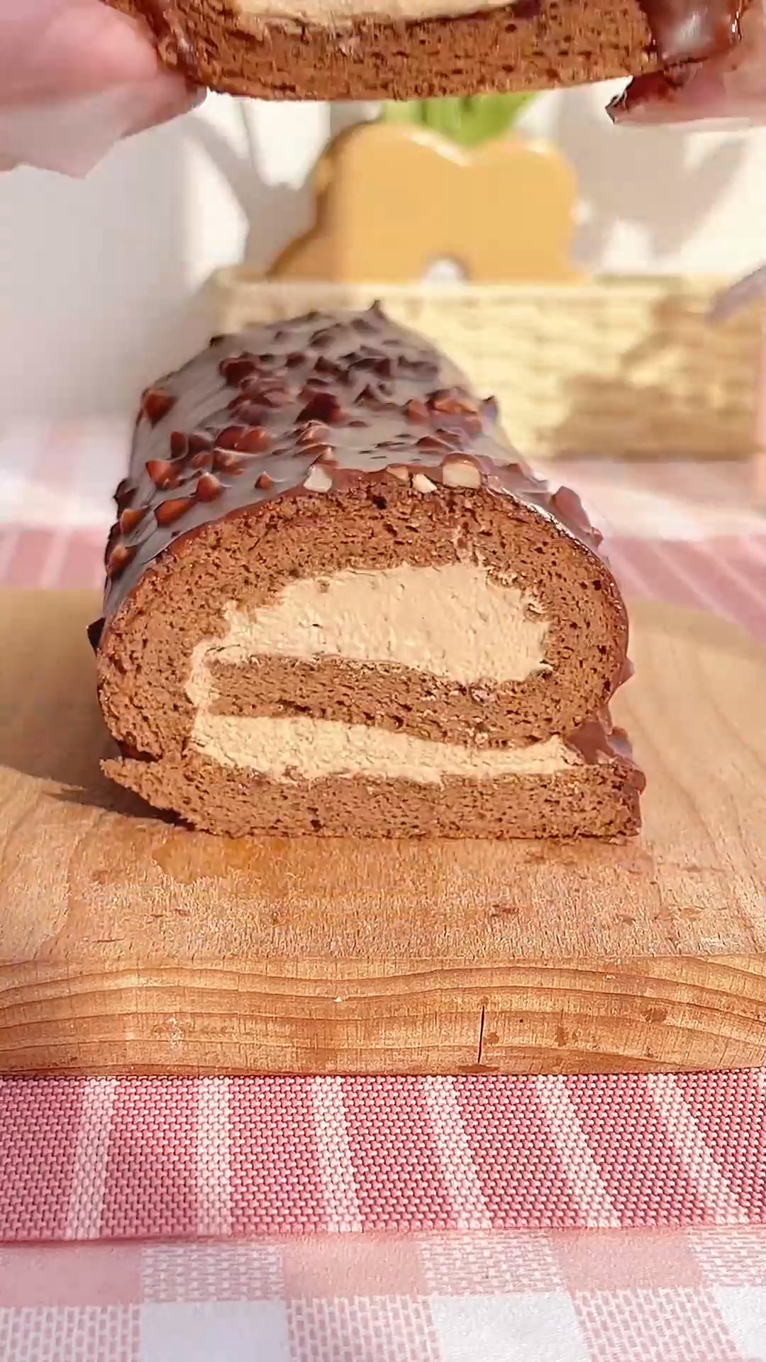 #美食记#巧克力控的最爱巧克力脆皮梦龙蛋糕卷,一口下去三重口感,墙裂大家试试,好吃的原地转