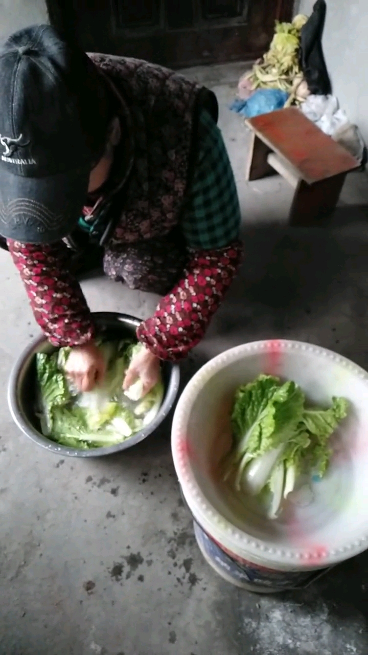 没想到农村大妈会做国宴菜,这道开水煮白菜,是川菜的精华,儿子要回来准备做给他吃