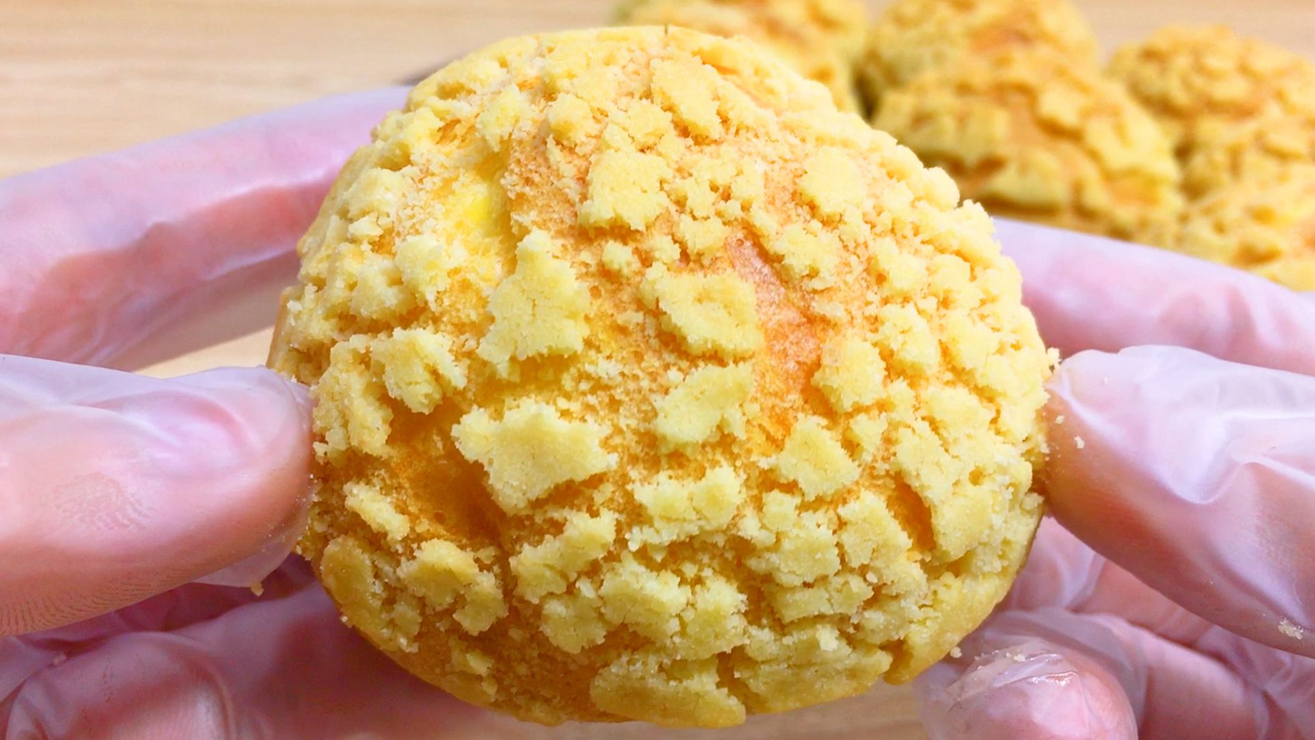 酥皮泡芙在家做,外皮酥的掉渣,咬一口满满的奶油,2分钟就学会