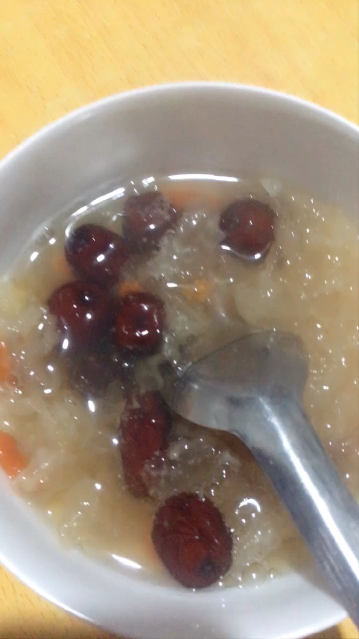 自己做的银耳莲子红枣枸杞汤