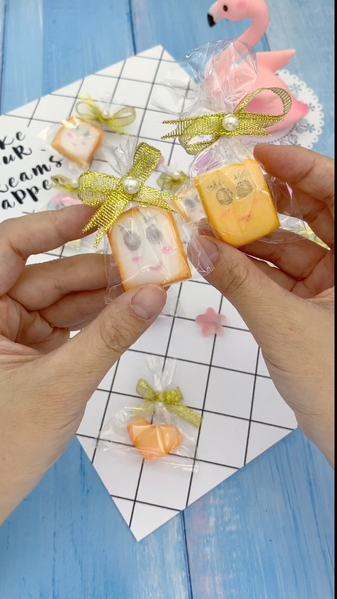 #手工制作#做个迷你可爱的解压表情面包，不开心就用力捏它脸！！